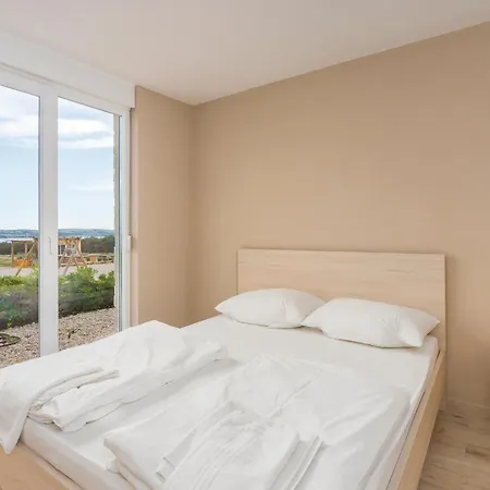2 Bedroom Amazing Apartment In Povljana *