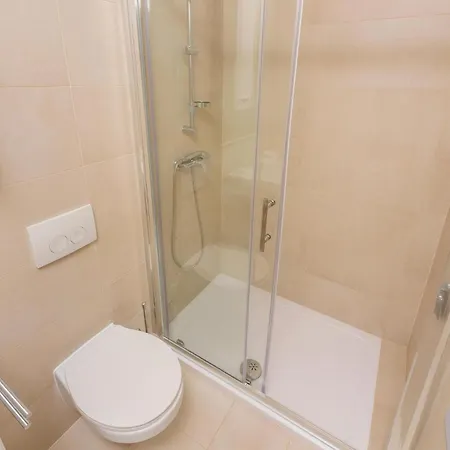2 Bedroom Amazing Apartment In Povljana Apartament *