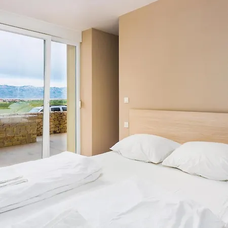 2 Bedroom Amazing Apartment In Povljana *