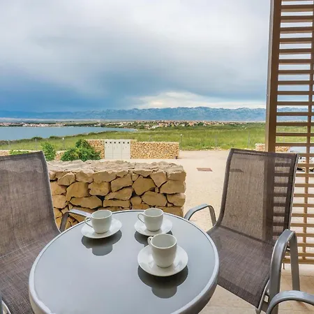 2 Bedroom Amazing Apartment In Povljana Apartament